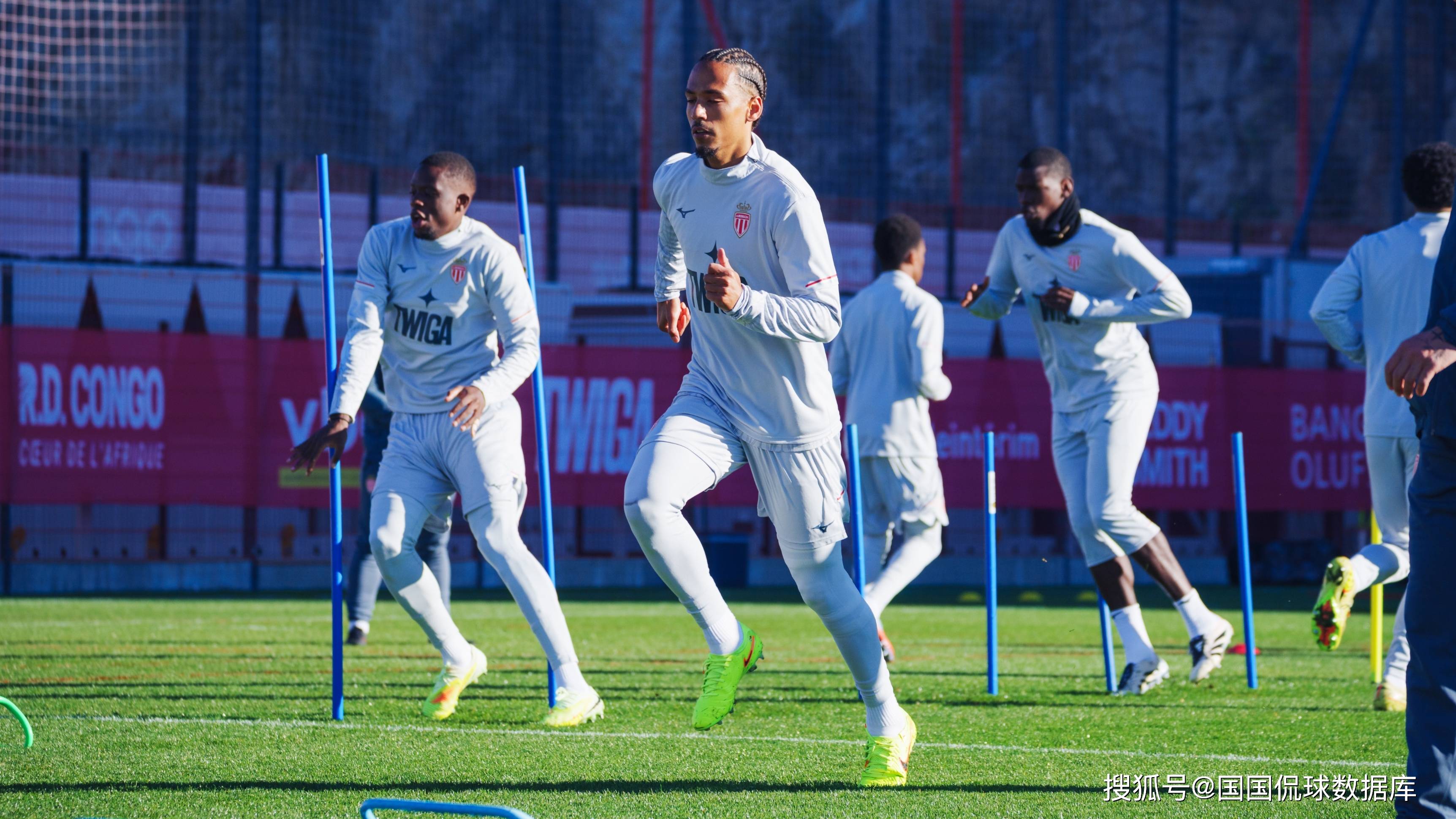 包含赛后突围战来临；本菲卡围绕中超再遭质疑；球迷炸锅；细节决定成败的词条